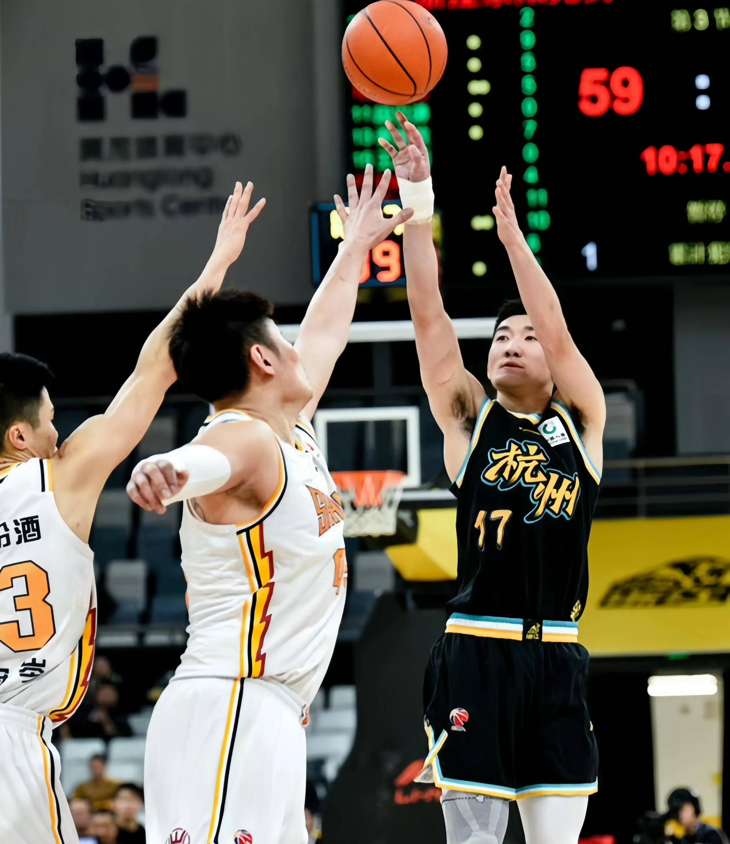 辽宁队险胜广东队，布克扛起全队