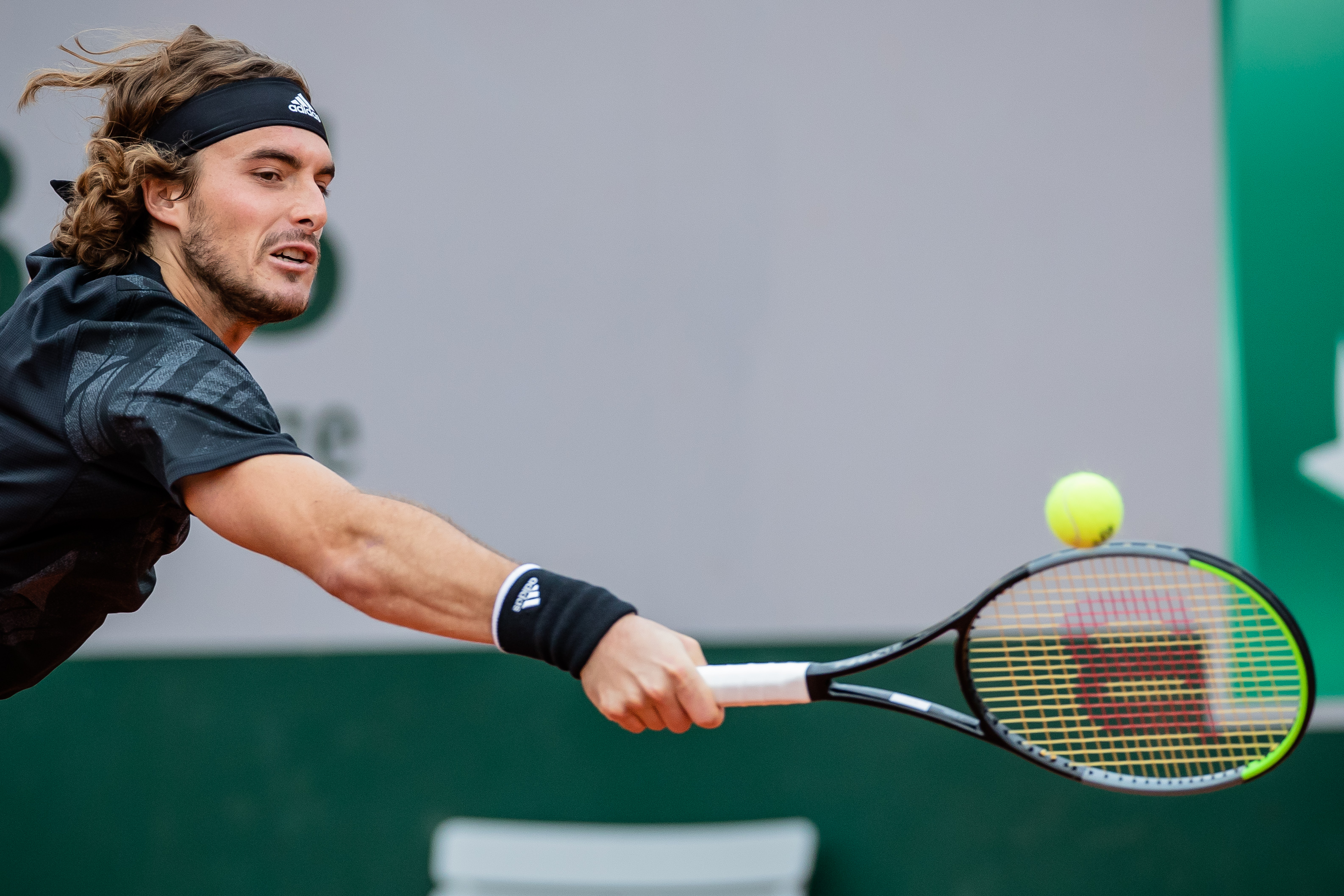 包含法国网球队逆转日本网球队，西西帕斯打破历史纪录的词条