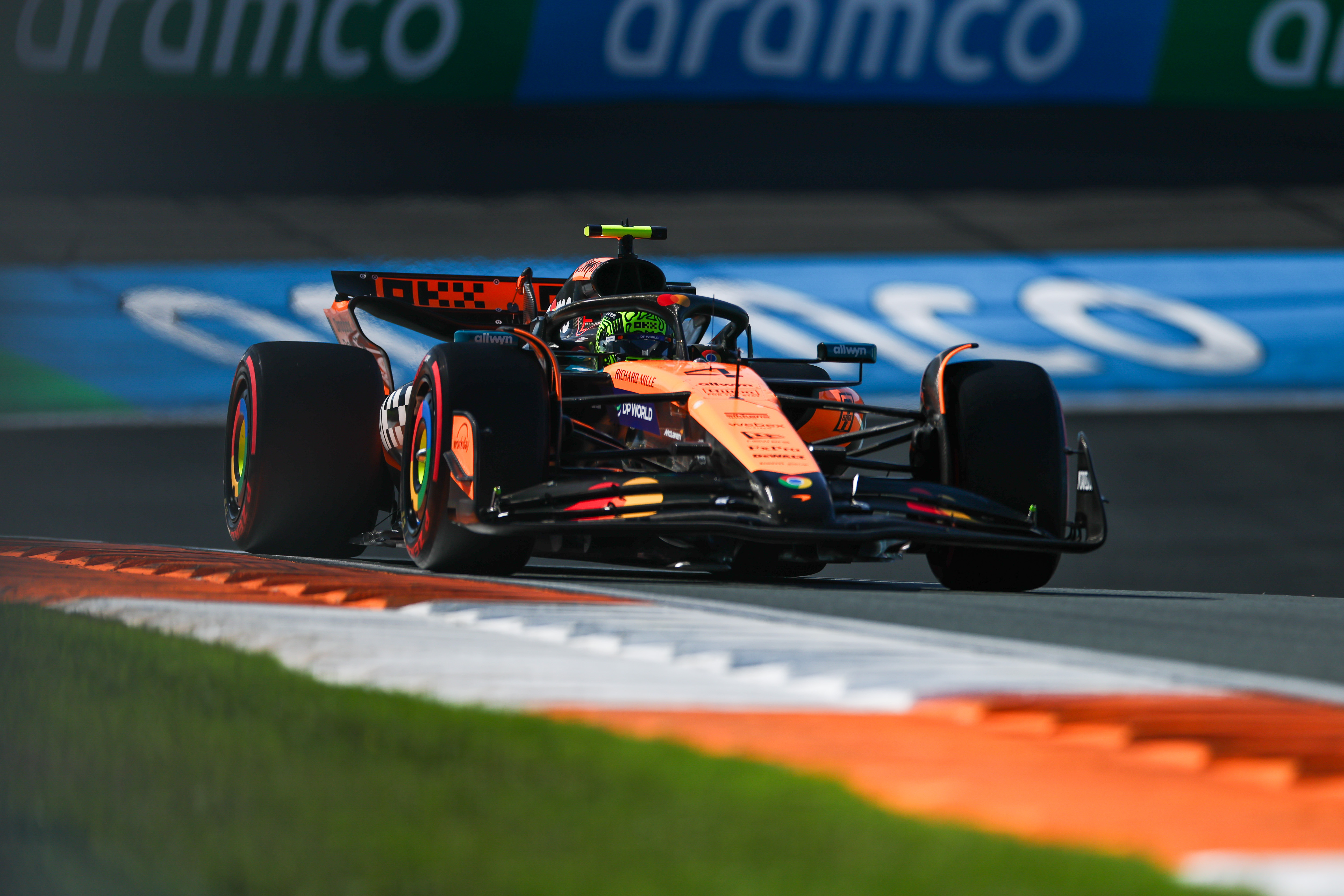 开云体育-关于梅赛德斯碾压哈斯车队，皮亚斯特里点燃赛场的信息