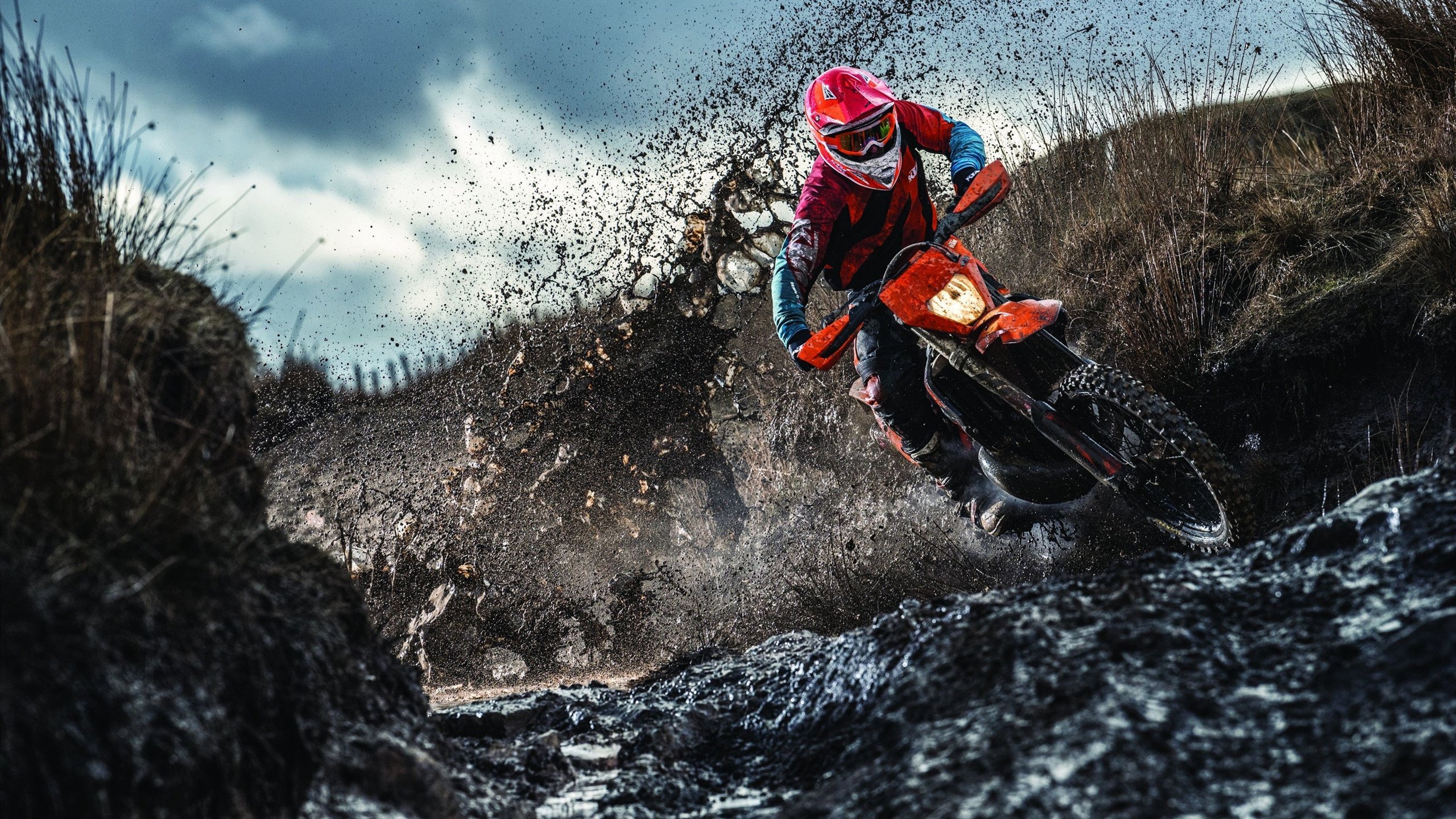 赛道上的心跳时刻，拉塞尔点燃赛场，梅赛德斯险胜迈凯伦